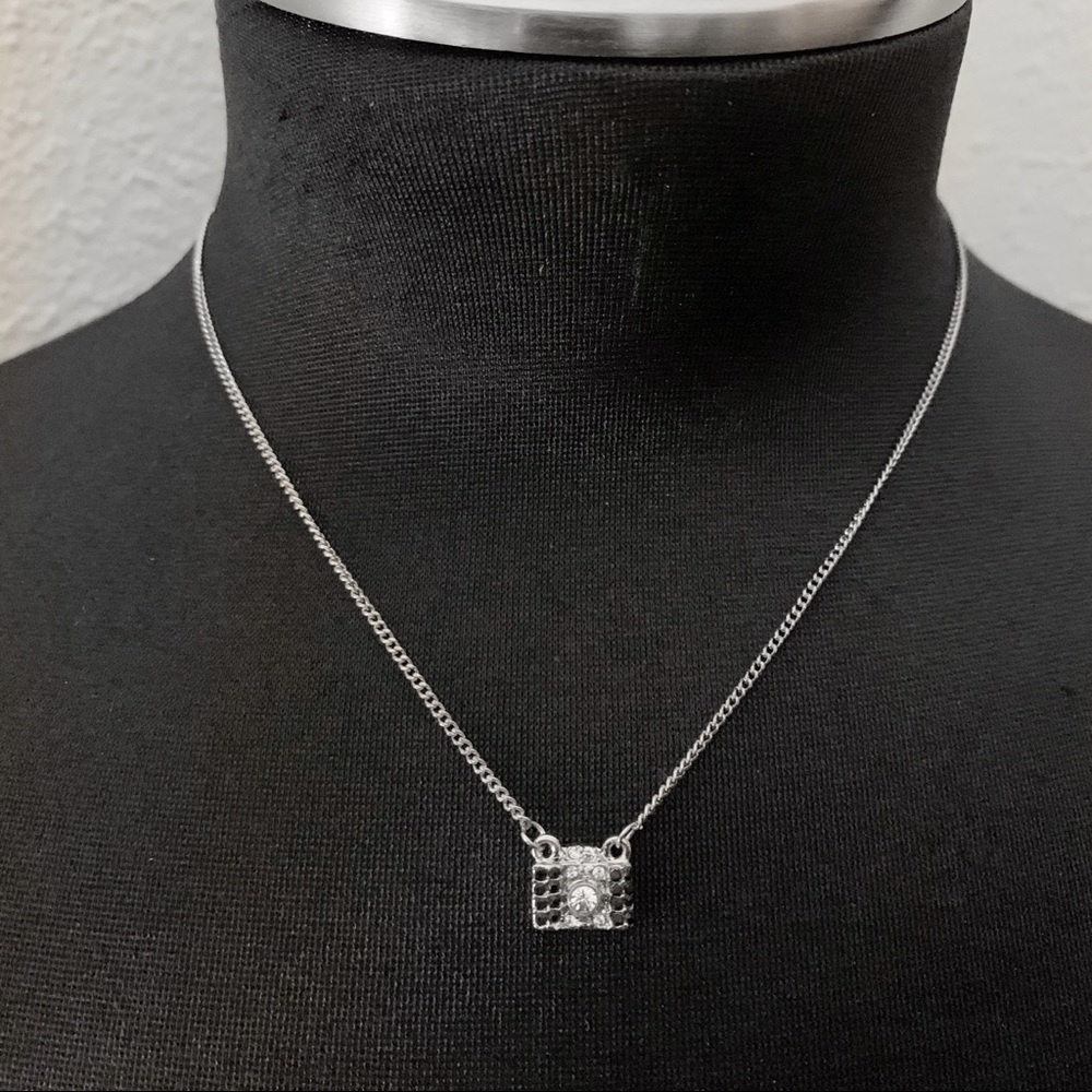 BCBGENERATION DAINTY NECKLACE CAMERA SILVER GEM